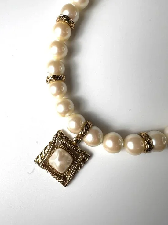 GIVENCHY Vintage Pearls Baroque Square Pendant Large White Necklace - Picture 13 of 16